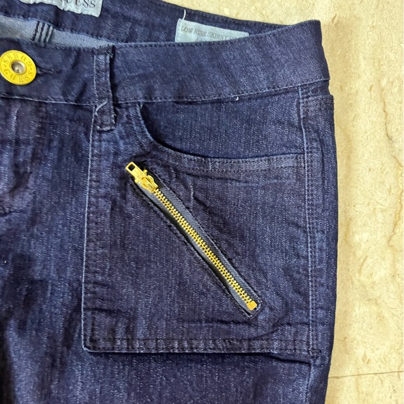 ⚫️TEMP PRICE DROP⚫️Guess Jeans Adrianna Fit Low Rise Skinny Boot Gold Plate Logo - Picture 4 of 12